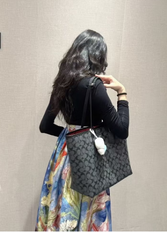C*ACH - Cit* Tote Bag In Signature Canvas - Black with Charms